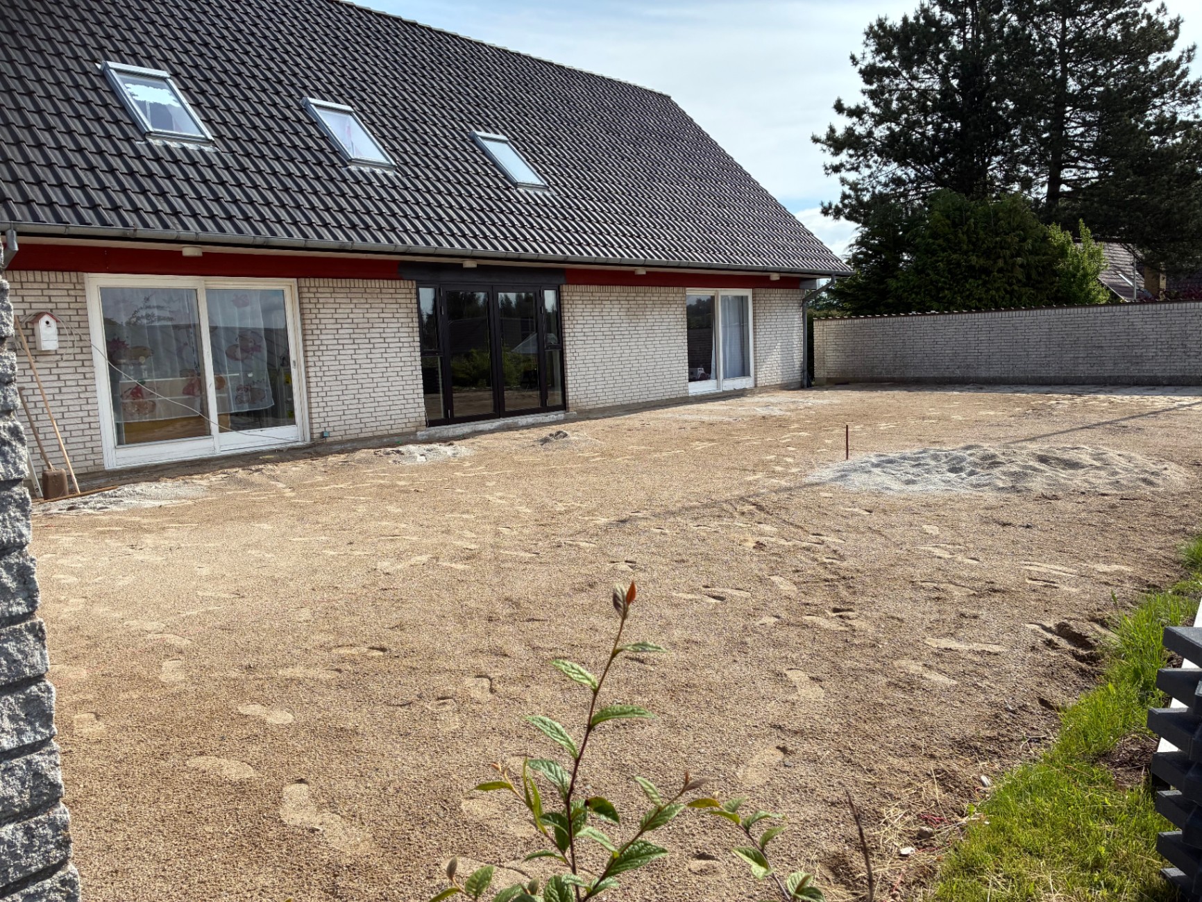 Stort gårdareal med afrettet stabilgrus klar til belægning