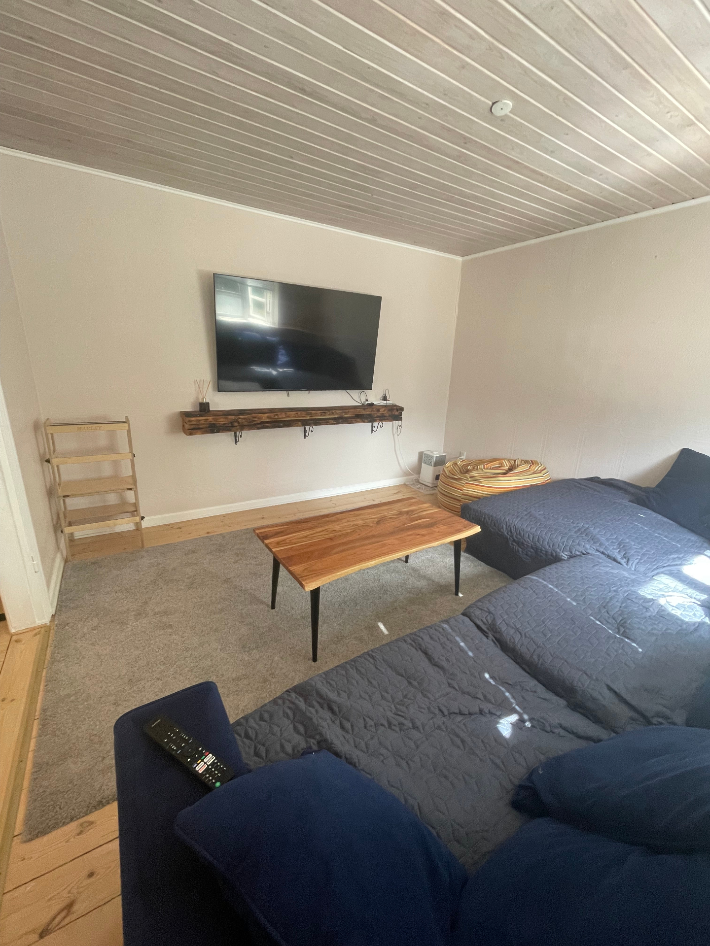 Stue før renovering med neutrale vægge og flad belysning