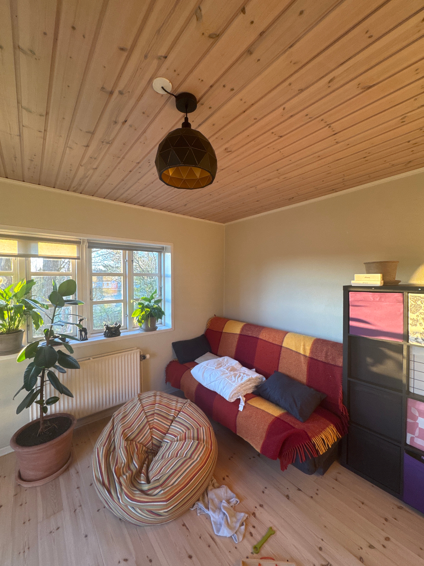 Stue før renovering med neutrale hvide vægge og møbler