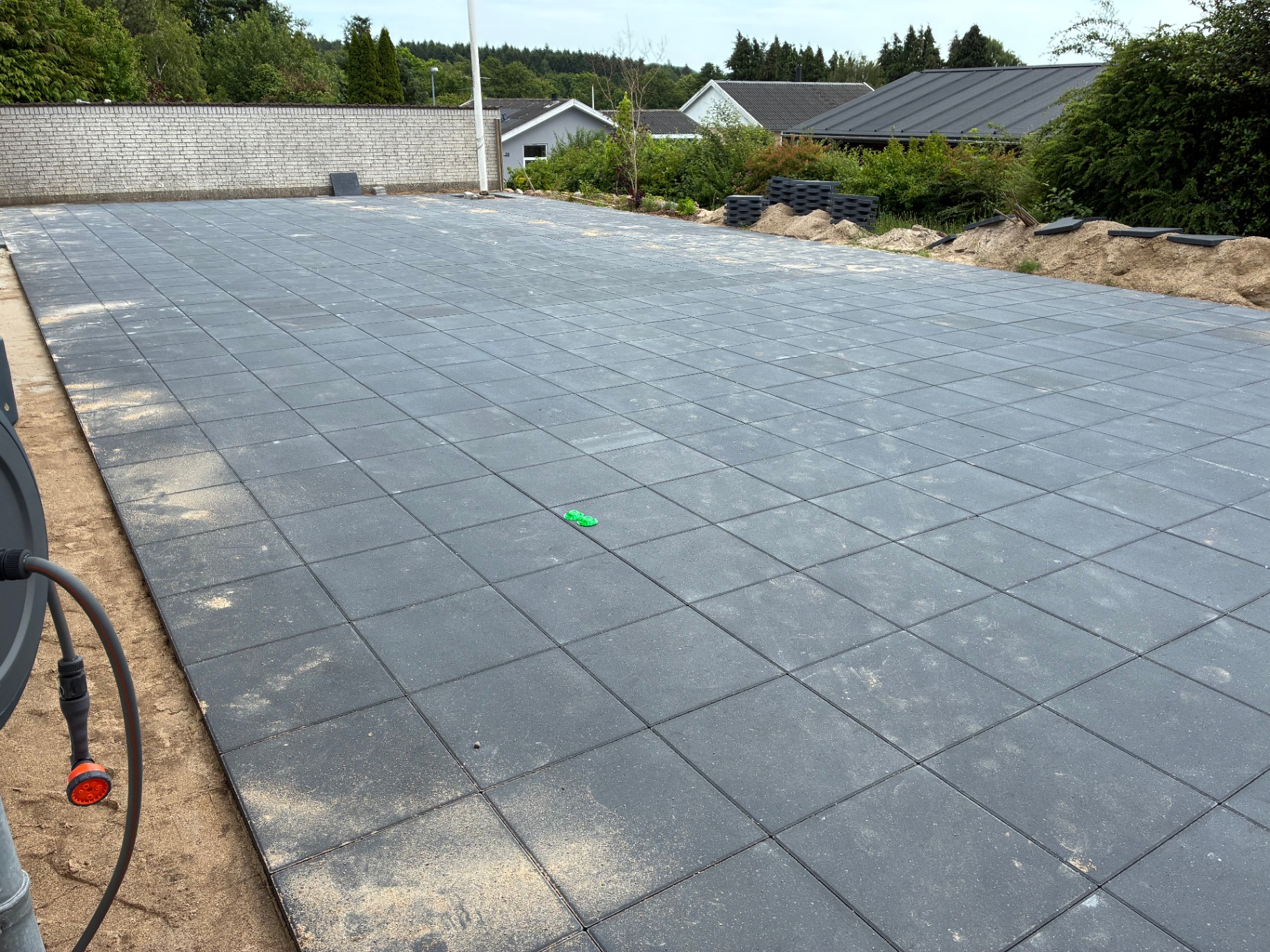 Stor nylagt terrasse i mørkegrå betonfliser